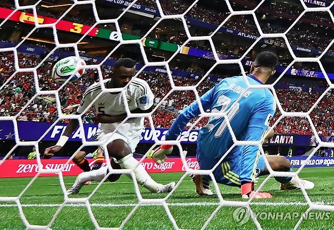 사우디 알탐박티의 스페인전 자책골 순간. [EPA=연합뉴스]