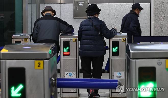 서울 지하철1호선 종로5가역 이용하는 승객들 [연합뉴스 자료사진]