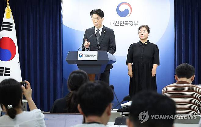 개인정보 유출 설명하는 노용석 중소벤처기업부 차관 (서울=연합뉴스) 안정원 기자 = 노용석 중소벤처기업부 제1차관이 22일 서울 종로구 정부서울청사에서 모두의 창업 개인정보 유출 사태와 관련 설명하고 있다. 2026.6.22 jeong@yna.co.kr