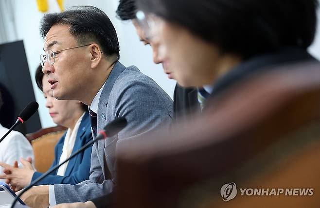 조국혁신당 최고위원회의 (서울=연합뉴스) 이동해 기자 = 조국혁신당 신장식 당 대표 권한대행이 22일 국회에서 열린 최고위원회의에서 모두발언을 하고 있다. 2026.6.22 eastsea@yna.co.kr