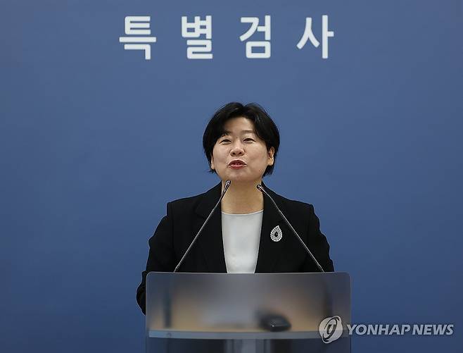 취재진 질문에 답하는 박지영 특검보 (서울=연합뉴스) 김성민 기자 = 박지영 특검보가 15일 서울 서초구 서울고검에서 12·3 비상계엄 사태 관련 내란·외환 사건 최종 수사 결과 브리핑에서 취재진 질문에 답하고 있다. 2025.12.15 ksm7976@yna.co.kr