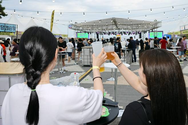 시원한 맥주 한잔 즐기자…강릉 비치비어 페스티벌. 연합뉴스