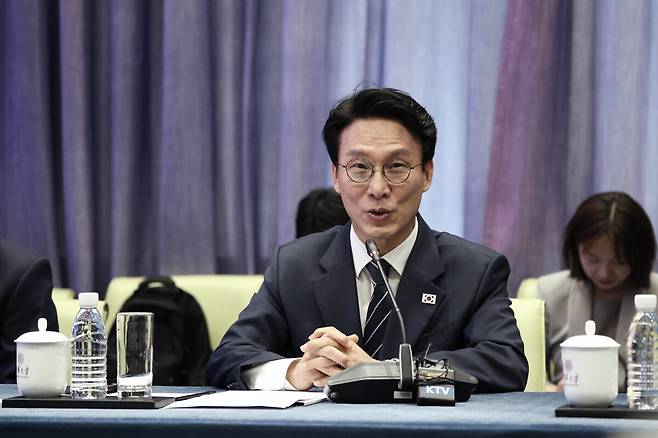 중국을 방문 중인 김민석 국무총리가 23일 중국 칭화대를 방문해 당서기 및 법학원장과 면담하고 있다. 총리실 제공