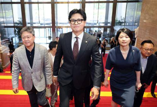국회 등원한 무소속 한동훈 의원 (서울=연합뉴스) 배재만 기자 = 부산 북갑 국회의원 보궐선거에서 당선된 무소속 한동훈 의원이 5일 국회에서 열린 본회의에 참석하기 위해 입장하고 있다. 2026.6.5 scoop@yna.co.kr (끝) <저작권자(c) 연합뉴스, 무단 전재-재배포, AI 학습 및 활용 금지>