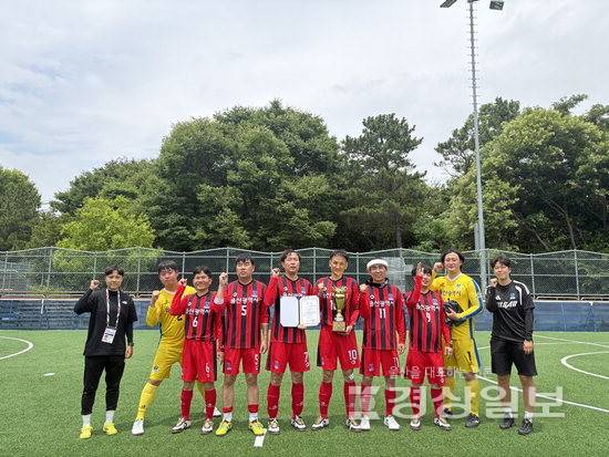 ▲ 'LIG 2026 울산 전국장애인축구선수권대회'가 지난 20일부터 22일까지 문수국제양궁장과 문수풋살경기장에서 열린 가운데 3위에 오른 울산 시각장애 B1부가 기념촬영을 하고 있다. 울산시장애인체육회 제공