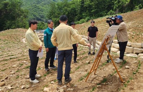 박일웅 경남도 행정부지사가 23일 산청군과 합천군 일원 산불·산사태·땅밀림 복구사업 현장을 찾아 추진 상황과 우기 대비 안전관리 실태를 점검하고 있다. /경남도