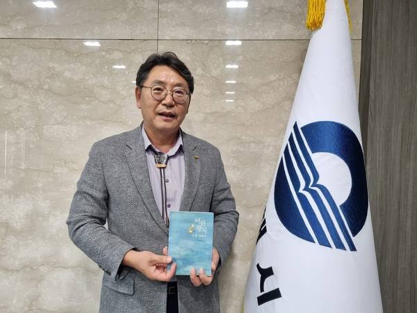 홍태용 김해시장이 현재 읽고 있는 책 <어린왕자>를 들고 포즈를 취하고 있다. /이수경 기자