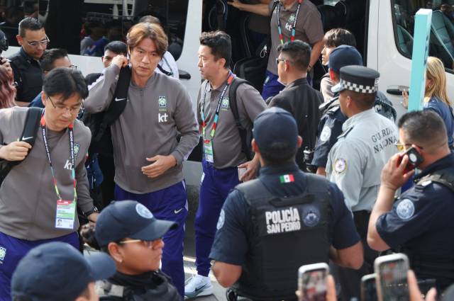 축구 국가대표팀 홍명보 감독이 21일(현지시간) 2026 북중미월드컵 조별리그 3차전이 열리는 멕시코 몬테레이의 호텔로 들어가고 있다. 연합뉴스