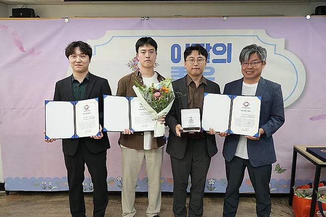 23일 서울 종로구 민주언론시민연합 사무실에서 열린 ‘이달의 좋은 보도상’ 시상식에서 ‘민주주의 심장의 역설’로 수상한 무등일보 정치·기획팀 최류빈(왼쪽부터)·박찬·임창균 기자가 김현식 민언련 상임공동대표와 기념촬영을 하고 있다.민언련 제공