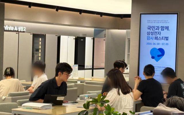 22일 삼성스토어 롯데 본점 매장에서 소비자들이 가전 구매 상담을 하고 있다. 삼성전자는 제품 구매 금액의 20%를 온누리상품권으로 지급하는 '국민 감사 페스티벌'을 내달 5일까지 진행한다. [사진=김나윤 기자]