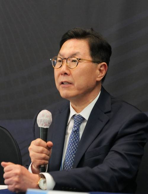 ▲백남종 서울대병원장이 최근 열린 취임 기자간담회에서 국가중앙병원으로서의 위상 회복과 새로운 비전 및  미래 청사진을 발표하고 있다. 사진=서울대병원