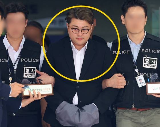 음주 뺑소니 혐의를 받는 가수 김호중이 2024년 5월 24일 구속 전 피의자 심문(영장실질심사)을 마친 뒤 서울 서초구 서울중앙지법을 나와 호송차로 향하고 있는 모습. 〈사진=연합뉴스〉