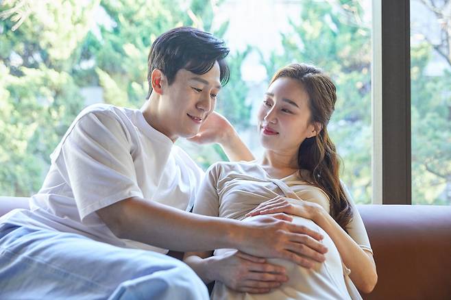 부부가 태아의 움직임에 신기해하고 있다. 아빠가 30대 중반이 안 됐을 때 태어난 아기는 그렇지 않은 아기에 비해 대장암에 일찍 걸릴 위험이 56%나 낮다는 연구 결과가 나왔다. 사진=게티이미지뱅크