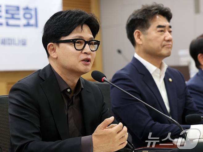 한동훈 무소속 의원이 23일 오전 서울 여의도 국회 의원회관에서 열린 '참정권 피해사태와 선거제도 개혁 국회 토론회'에서 격려사를 하고 있다. ⓒ 뉴스1 황기선 기자