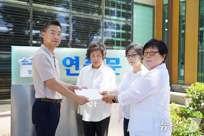 신경림 대한간호협회 회장(왼쪽에서 두 번째) 등 간협 관계자들이 23일 서울 종로구 대통령실 경청통합수석실에 진료지원 간호사 교육체계 통합 관리 이행을 촉구하는 서한을 전달하고 있다. (대한간호협회 제공)