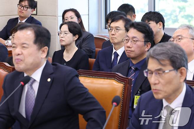 노태악 전 중앙선거관리위원장과 위철환 중앙선거관리위원장 직무대행, 민소영 전 송파구 선관위원장(왼쪽), 오민석 전 서울시 선관위원장이 23일 서울 여의도 국회에서 열린 제9회전국동시지방선거투표용지부족 사태 등 국민참정권침해진상규명 및 선거관리개혁을 위한 국정조사 특별위원회에 자리하고 있다. 2026.6.23 ⓒ 뉴스1 신웅수 기자