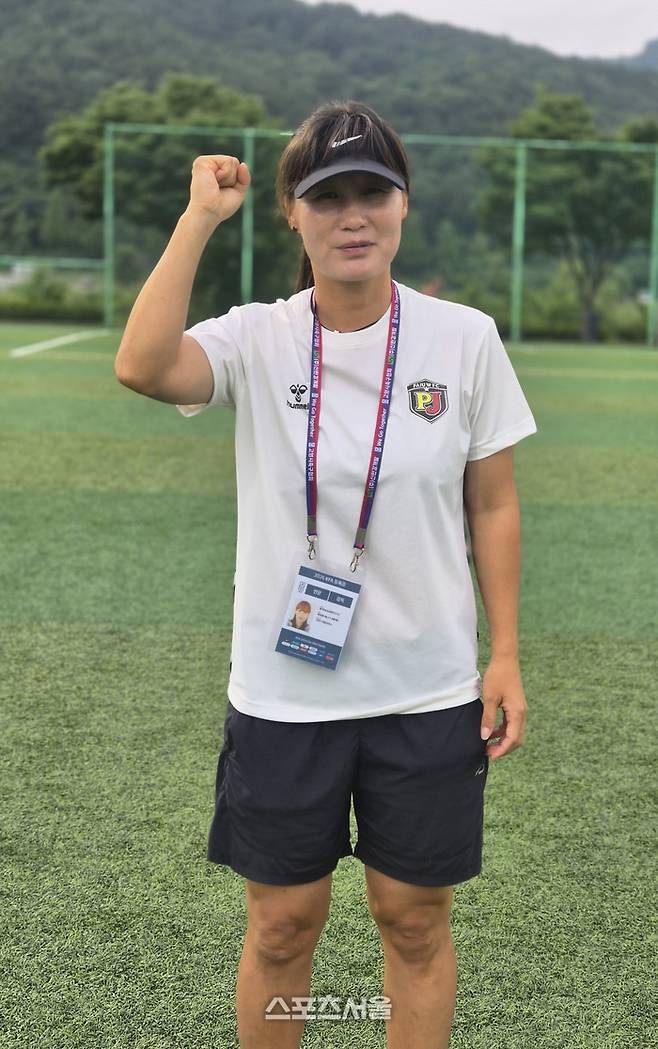 경기PAJUWFCU12 박현희 감독이 ‘2026 스포츠케이션 명품도시 합천에서 펼쳐지는 제34회 여왕기 전국여자축구대회’에서 인터뷰 후 포즈를 취하고 있다. 사진 | 합천=박준범기자
