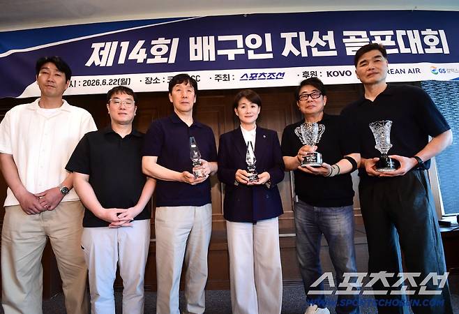 22일 경기도 용인시 코리아CC에서 '제14회 배구인 자선 골프대회'가 열렸다. 권영민 해설위원, 염재윤 SBS스포츠 팀장, 신영철 OK저축은행 감독, 이진숙 동아오츠카 전무, 이영호 현대건설 단장, 임도헌 삼성화재 단장. 용인=송정헌 기자songs@sportschosun.com/2026.06.22/