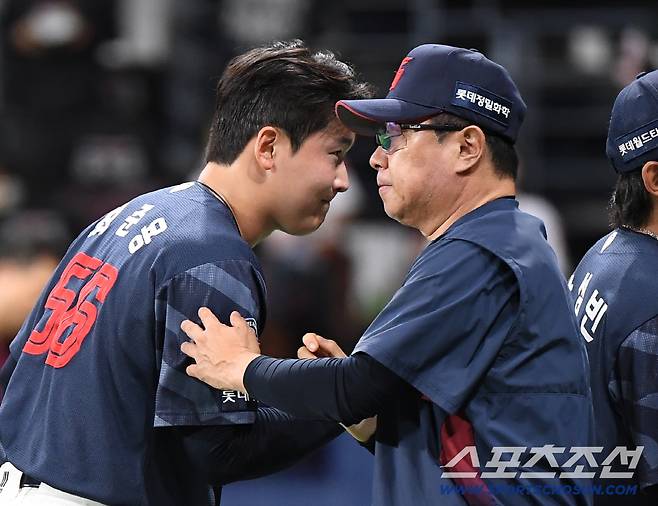 21일 오후 서울 고척스카이돔에서 열린 롯데 자이언츠와 키움 히어로즈의 경기. 6대3으로 승리하며 5연승을 질주한 롯데 김태형 감독이 최준용을 맞이하고 있다. 고척=정재근 기자 cjg@sportschosun.com/2026.6.21/