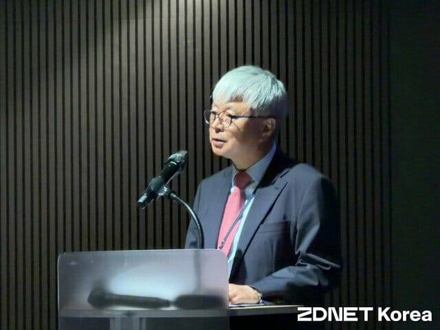 강석훈 법뭅법인 율촌 대표변호사가 AI 시대 데이터 법적 리스크 관리 중요성을 강조했다.