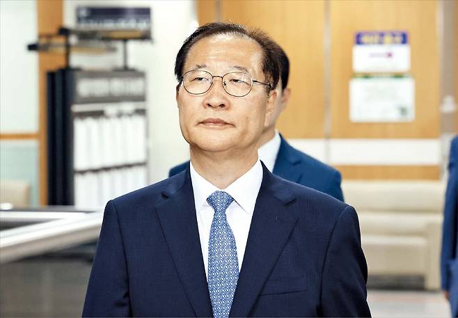 내란 중요 임무에 종사한 혐의로 기소된 박성재 전 법무부 장관이 22일 오후 서울 서초구 서울중앙지법에서 열린 1심 선고 공판에 출석하고 있다. 이날 재판부는 박 전 장관에게 징역 25년을 선고했다. /사진공동취재단