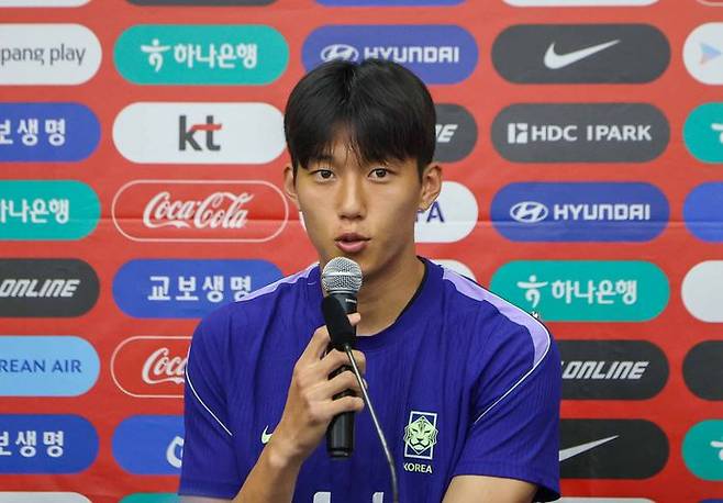 축구 국가대표팀 이한범이 22일(현지시각) 멕시코 몬테레이 인근 산니콜라스에 위치한 훈련장 에스타디오 우니베르시타리오에서 훈련 전 인터뷰하고 있다. ⓒ 뉴시스