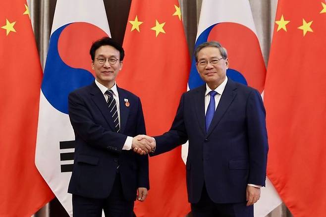 중국을 방문 중인 김민석 국무총리가 23일 중국 다롄의 방추이다오 호텔에서 리창 국무원 총리를 만나 회담에 앞서 악수하고 있다. ⓒ 국무총리실