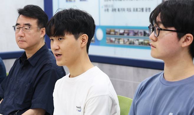 국제 SCI 논문 게재 쾌거를 거둔 서울과학고 권용준 물리교사(왼쪽부터)와 배이진·장근영 학생이 23일 서울 종로구 서울과학고 역사관에서 열린 기자간담회에서 논문 성과를 설명하고 있다. 서울시교육청은 이날 서울과학고 학생들이 교사와 함께 작성한 ‘장방정식에서 도출한 제약 조건 없는 블랙홀 열역학 정식화’ 논문이 물리학 분야의 권위 있는 SCI 국제 학술지인 ‘International Journal of Modern Physics D’에 게재가 확정됐다고 밝혔다. 2026.6.23 뉴스1
