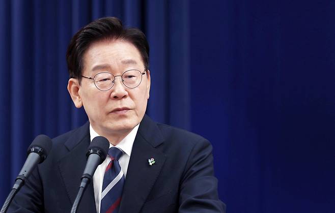 이재명 대통령이 19일 청와대 춘추관에서 유럽·G7 순방 결과 브리핑 후 취재진의 질문에 답변하고 있다. 뉴시스