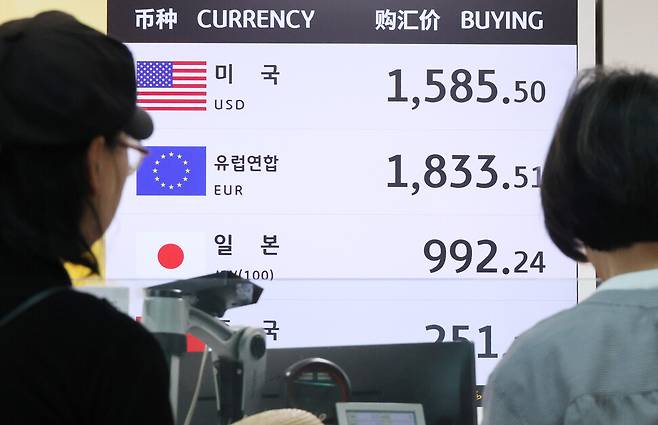 9일 인천국제공항 내 은행 환전소에 실시간 원/달러 환율이 표시되고 있다. 연합뉴스