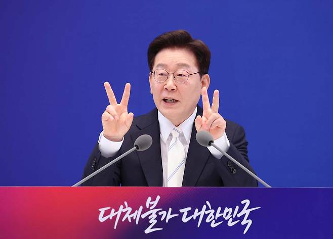 이재명 대통령이 8일 청와대에서 열린 취임 1주년 기자회견에서 취재진의 질문에 답하고 있다. 왕태석 선임기자
