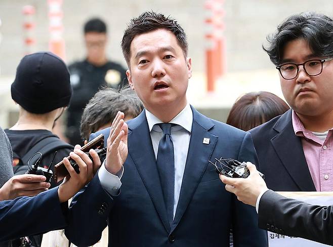 배우 김수현의 명예를 훼손한 혐의를 받는 김세의 가로세로연구소 대표가 지난달 26일 서울 서초구 서울중앙지방법원에서 열린 구속 전 피의자 심문(영장실질심사)에 출석하고 있다. 사진공동취재단