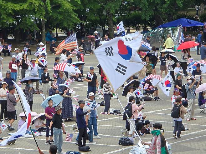 서울 잠실올림픽공원 무단점거 시위 18일째인 22일, 핸드볼경기장 1-3 출입구 앞에 시위대가 모여있다. 손성배 기자