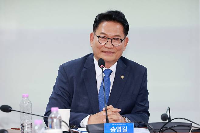 송영길 더불어민주당 의원이 지난 9일 오후 서울 여의도 국회의원회관에서 열린 ‘이재명 정부 2년차, 더 과감한 개혁이다’ 포럼에 참석해 국정개혁을 주제로 토론하고 있다. 뉴스1