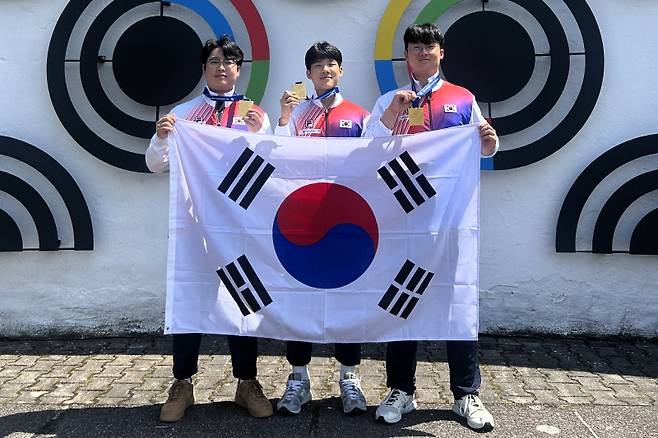 ▲ 한국 사격 국가대표 후보 이유환(가운데)과 성세영, 박태호가 21일(한국 시간) 독일 튀링겐 줄에서 열린 2026 ISSF 주니어세계선수권대회 25m 권총 남자부 단체전에서 금메달을 차지한 뒤 기뻐하고 있다.  대한사격연맹 제공