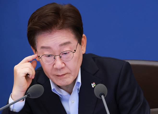 ▲ 이재명 대통령이 23일 청와대에서 열린 국무회의 겸 비상경제점검회의에서 자료를 보고 있다. 연합뉴스