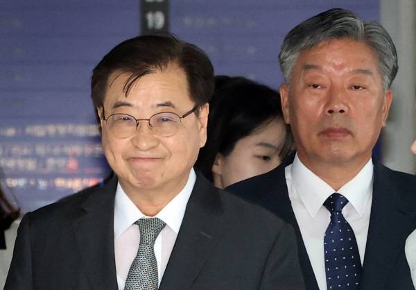 서훈 전 청와대 국가안보실장(왼쪽)과 김홍희 전 해양경찰청장이 16일 서울 서초구 서울고법에서 열린 서해 공무원 피격 사건 관련 2심 선고 공판을 마친 후 법정을 나서고 있다. 연합뉴스