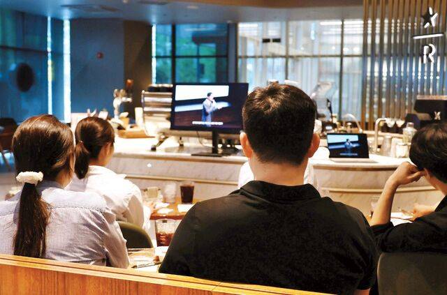 스타벅스 직원들이 22일 오후 서울 강남구의 한 매장에서 대형모니터를 통해 역사인식 및 사회감수성 교육을 듣고 있다. 스타벅스코리아 제공