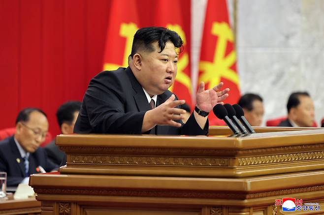 북한은 지난 20일부터 22일까지 노동당 중앙위원회 제9기 제2차 전원회의 확대회의를 진행 했다고 조선중앙통신이 23일 보도했다. 회의에는 김정은 북한 국무위원장이 참석했다고 통신은 전했다. [조선중앙통신·연합뉴스]