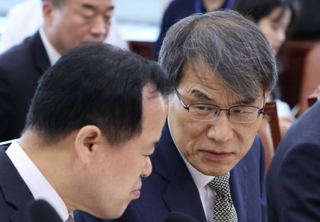 노태악 전 중앙선거관리위원장과 위철환 선관위원장 직무대행이 23일 오전 서울 여의도 국회에서 열린 '전국동시지방선거투표용지부족 사태 등 국민참정권침해진상규명 및 선거관리개혁을 위한 국정조사 특별위원회'에 참석해 대화를 나누고 있다. / 사진=뉴스1