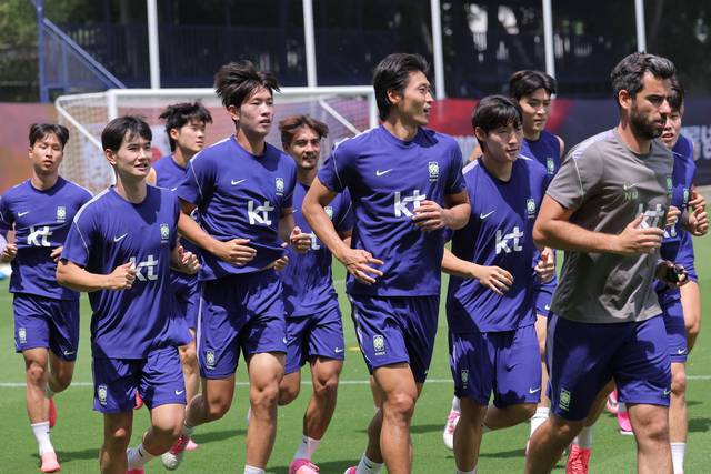 한국 축구대표팀 선수들이 멕시코와의 2026 북중미월드컵 A조 조별리그 2차전 다음 날인 지난 20일(한국시간) 멕시코 할리스코주 사포판의 치바스 베르데 바예에서 회복 훈련을 소화하고 있다.  연합뉴스