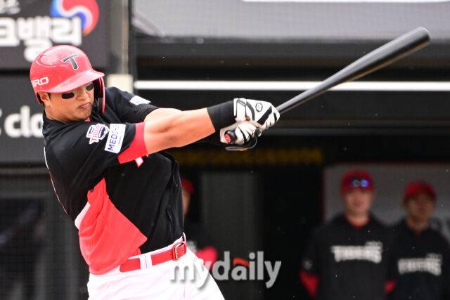 21일 오후 경기도 수원KT위즈파크 진행된 '2026 신한 SOL KBO 리그' 기아 타이거즈 - 수원 KT 위즈의 경기. 기아 변우혁이 7회초 무사 1루에서 안타를 때리고 있다./마이데일리