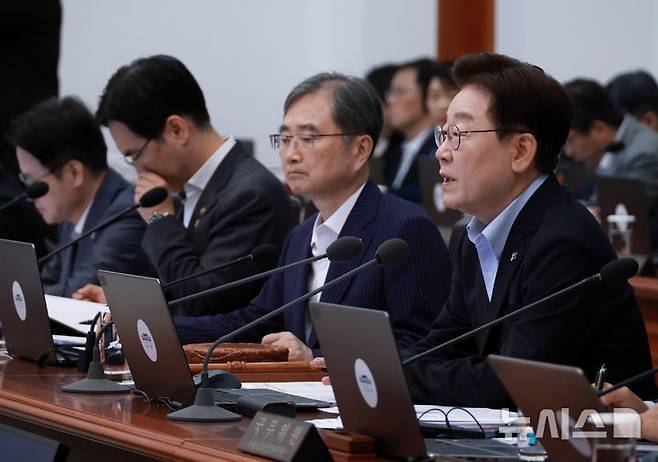 [서울=뉴시스] 최동준 기자 = 이재명 대통령이 23일 청와대에서 열린 국무회의 겸 비상경제점검회의에서 발언하고 있다. 2026.06.23. photocdj@newsis.com
