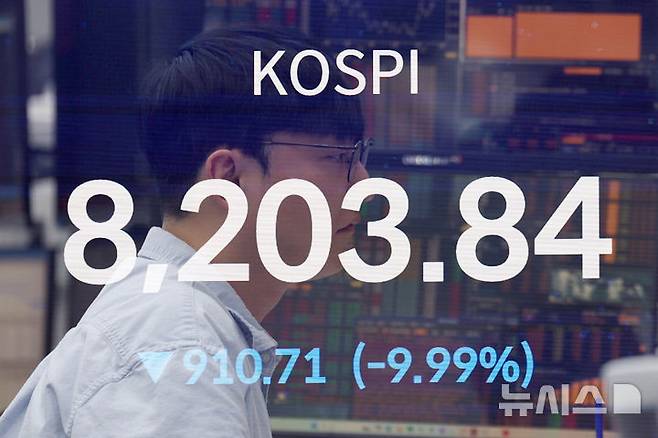 [서울=뉴시스] 조성우 기자 = 코스피가 전 거래일(9114.55)보다 910.71포인트(9.99%) 하락한 8203.84에 장을 마감한 23일 오후 서울 중구 우리은행 딜링룸 전광판에 지수가 표시되고 있다.코스닥 지수는 전 거래일(968.40)보다 76.88포인트(7.94%) 내린 891.52에 거래를 마쳤다. 원·달러 환율은 전 거래일(1537.0원)보다 2.1원 오른 1539.1원에 주간 거래를 마감했다. (다중노출 촬영) 2026.06.23. xconfind@newsis.com