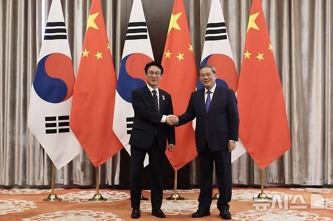 [베이징=뉴시스]김민석 국무총리는 23일 오후 중국 랴오닝성 다롄에서 리창 중국 국무원 총리와 회담을 갖고, 경제·통상·환경·문화 등 한중 간 상호 관심사에 대해 심도 있는 협의를 진행했다. (사진=총리실 제공)