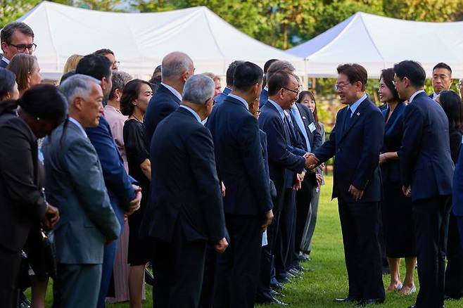 [서울=뉴시스] 고범준 기자 = 이재명 대통령이 23일 청와대에서 열린 주한외교단 만찬에서 참석자들과 악수를 하고 있다. (사진=청와대 제공) 2026.06.23. photo@newsis.com *재판매 및 DB 금지