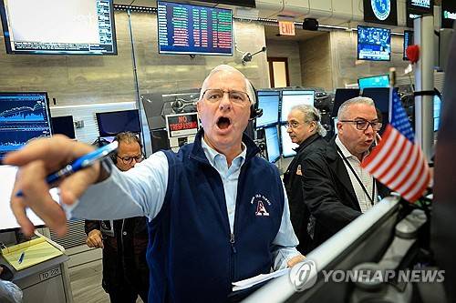 22일(현지시간) 미국 뉴욕증권거래소(NYSE) 트레이더들 [로이터=연합뉴스 제공]