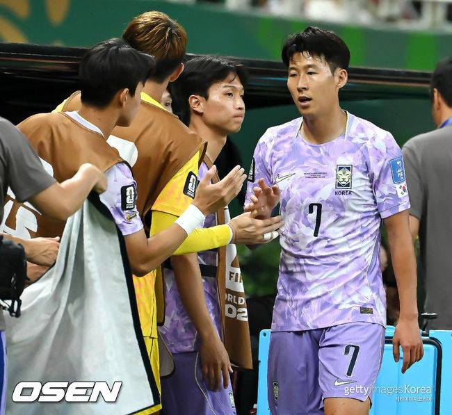 [OSEN=과달라하라(멕시코), 이대선 기자] 홍명보 감독이 이끄는 대한민국 축구대표팀은 19일 오전 10시(이하 한국시간) 멕시코 과달라하라의 에스타디오 과달라하라에서 열린 2026 국제축구연맹(FIFA) 북중미 월드컵 조별리그 A조 2차전에서 멕시코에 0-1로 패했다.이로써 한국은 1승 1패, 승점 3으로 멕시코(승점 6)에 이어 조 2위가 됐다. 체코와 남아프리카공화국이 나란히 승점 1에 머물러 있는 만큼 한국은 남아공과 최종전에서 무승부만 거둬도 조 2위를 확보할 수 있다.후반 대한민국 손흥민이 교체되며 선수들과 하이파이브를 하고 있다. 2026.06.19 /sunday@osen.co.kr