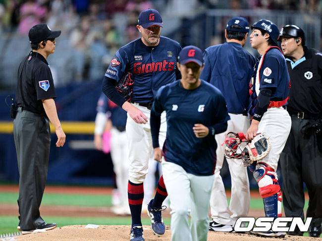 [OSEN=고척, 조은정 기자]21일 서울 고척스카이돔에서 2026 신한 SOL Bank KBO리그 키움 히어로즈와 롯데 자이언츠의 경기가 열렸다.홈팀 키움은 배동현을, 방문팀 롯데는 비슬리를 선발로 내세웠다.5회말 무사 1루에서 롯데 비슬리가 교체되고 있다. 2026.06.21 /cej@osen.co.kr