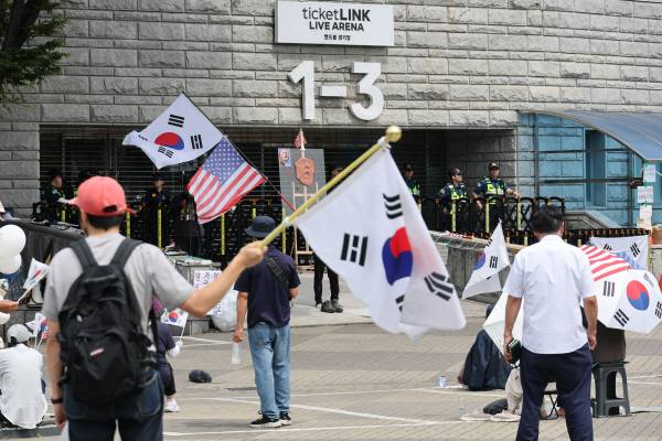 22일 6·3 지방선거 잠실 개표소로 사용된 서울 송파구 올림픽공원 핸드볼경기장 앞에서 6·3 지방선거 투표용지 부족 사태 규탄 봉쇄 시위 참가자들이 재선거 및 당일투표 수개표 촉구 구호를 외치고 있다. 연합뉴스